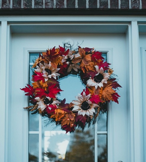 An image of a DIY autumn wreath hang in the front door