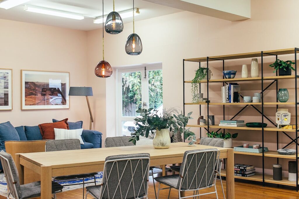 soggiorno con combinazione di legno e metallo interno design