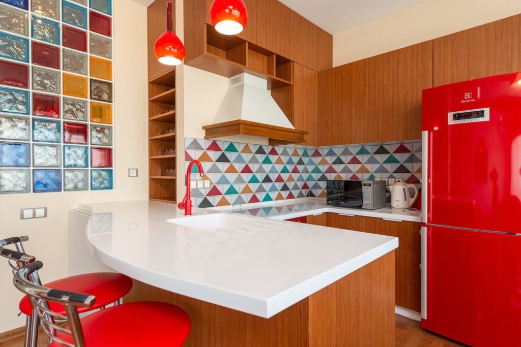 scena abitativa con elementi di legno mescolati con contrasto di colori