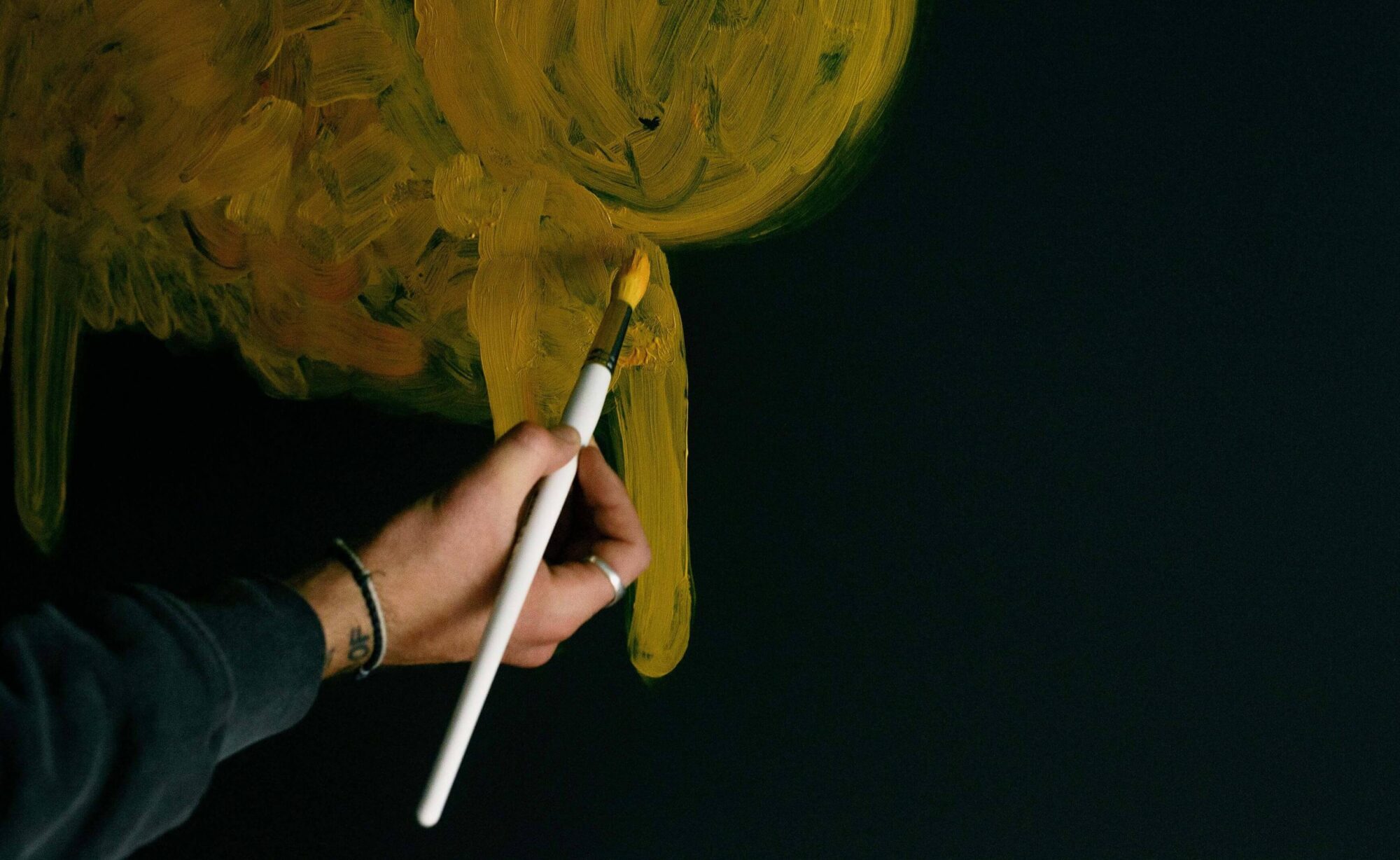 Come pulire i dipinti a olio: una guida passo passo con sfondo nero