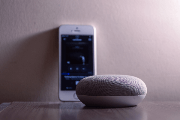 Altoparlante Bluetooth grigio e cellulare