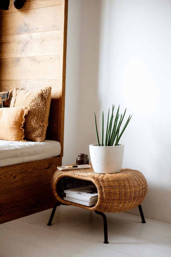 un tavolino in rattan con gonna da rivista