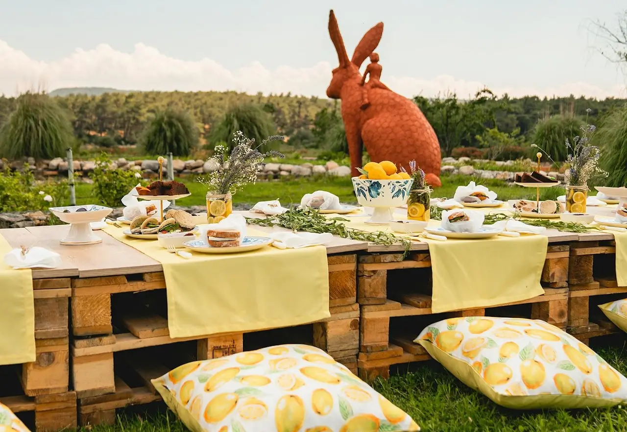Easter outdoors feat image
