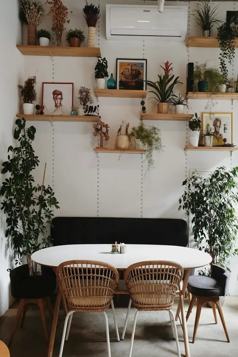 un'altra mensola galleggiante con foto incorniciate alla parete come idea creativa per appendere i quadri in sala da pranzo