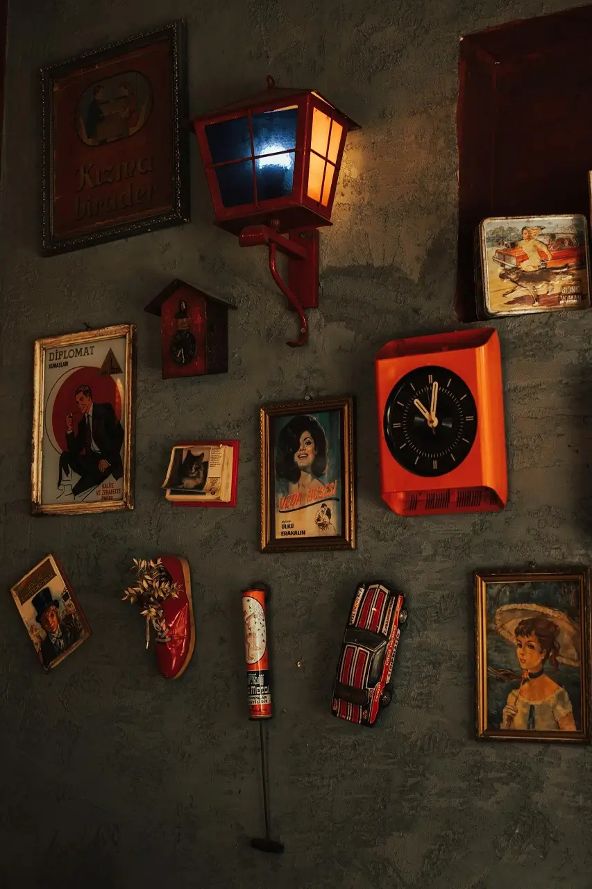 La sospensione dei binari per quadri offre la flessibilità di presentare una gamma di dimensioni e orientamenti delle cornici.