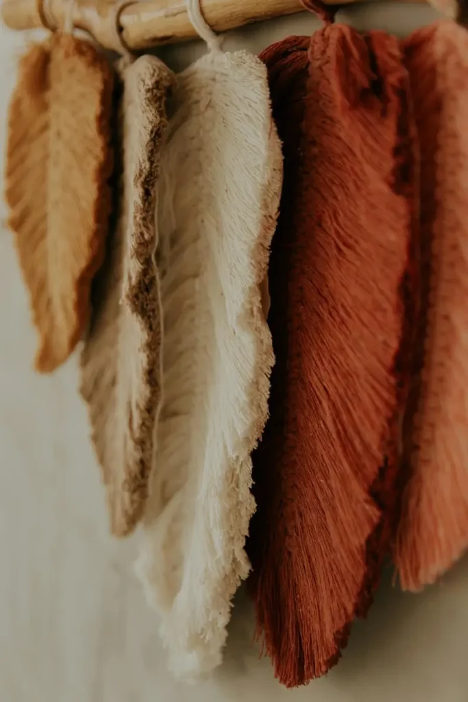 personalising-minimalist-home-decor-with-feather-like-wall-hangings