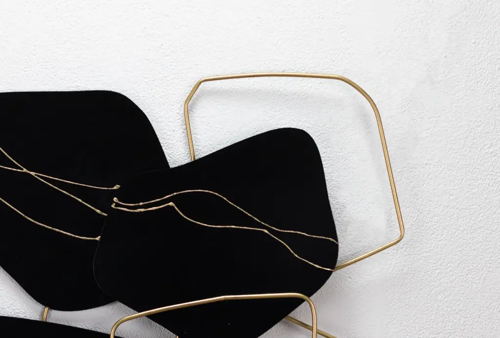 kl05403-abstrakte-skulpturen-schwarz-gold-wanddeko-metall-wandskulptur-wandbilder-aus-metall-06